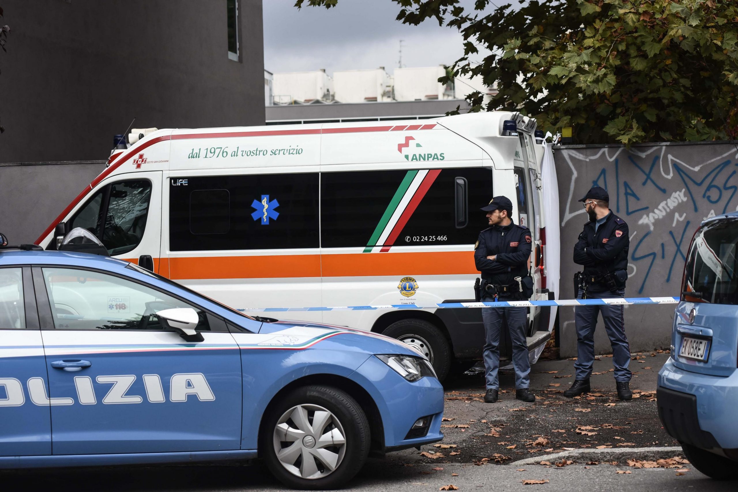 Anziana sbaglia manovra davanti una chiesa e travolge 5 persone: 4 feriti e una vittima