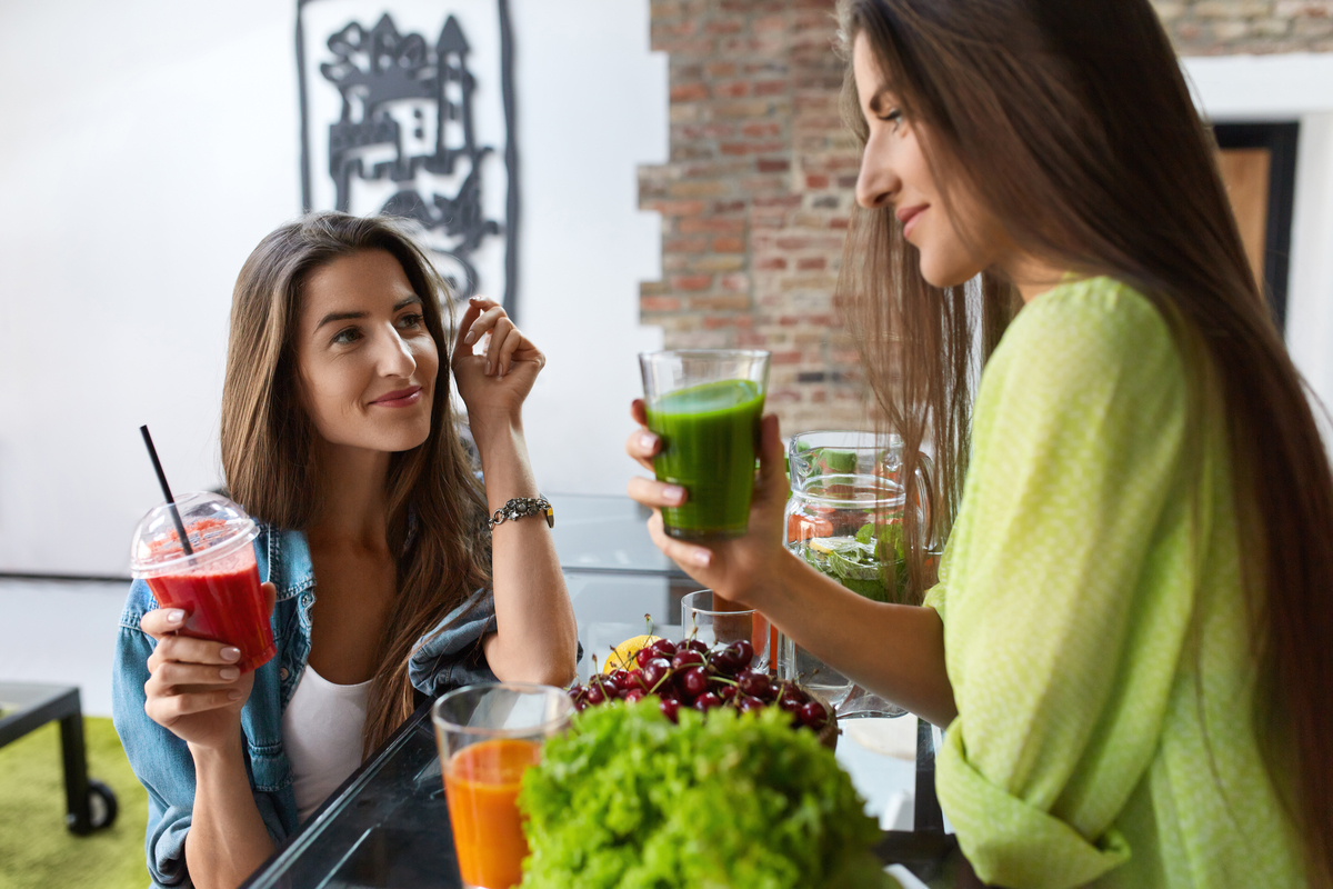 Ragazze che bevono centrifugati