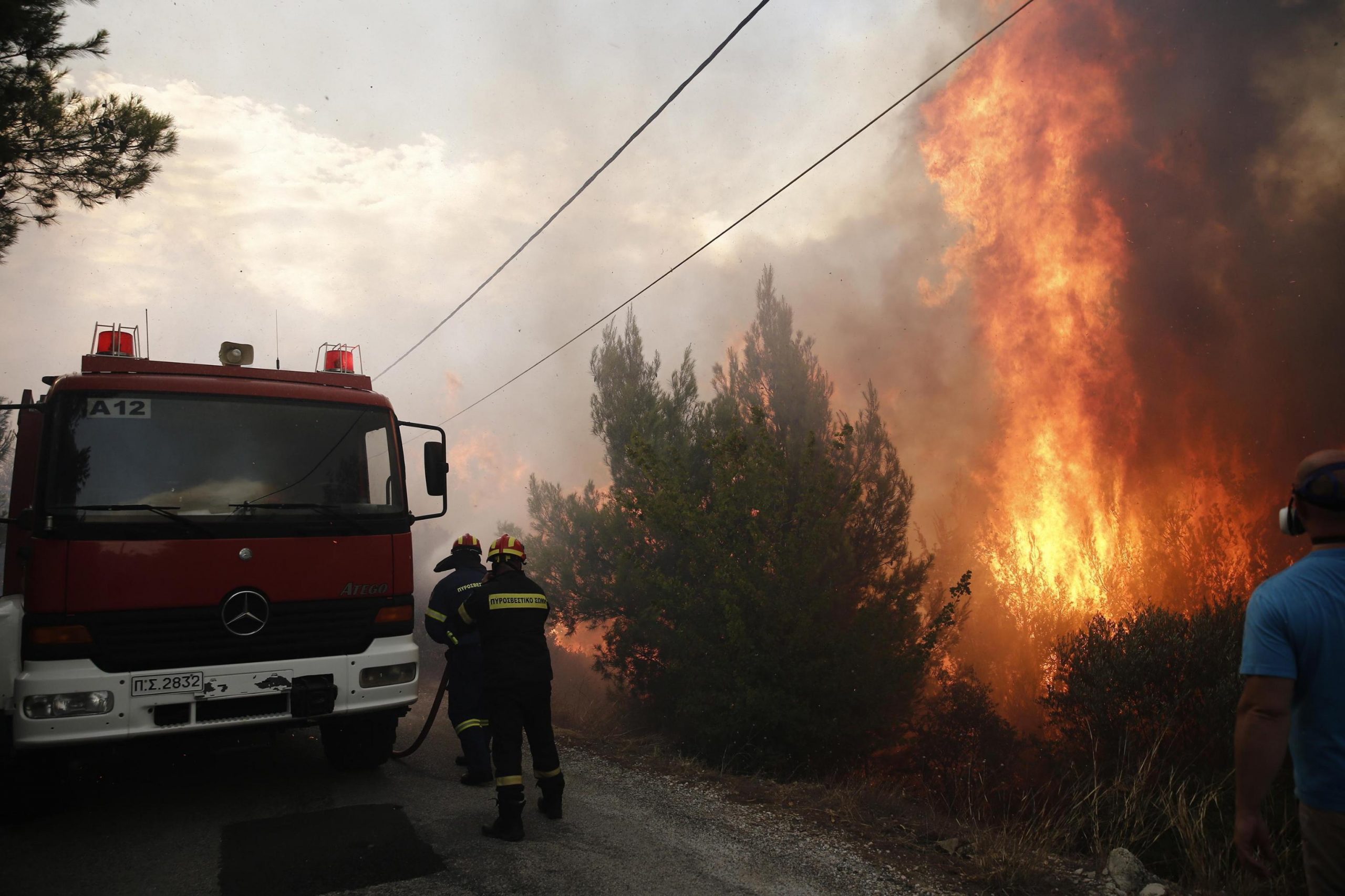 Incendio mortale ad Atene: corpi di donne e bimbi abbracciati