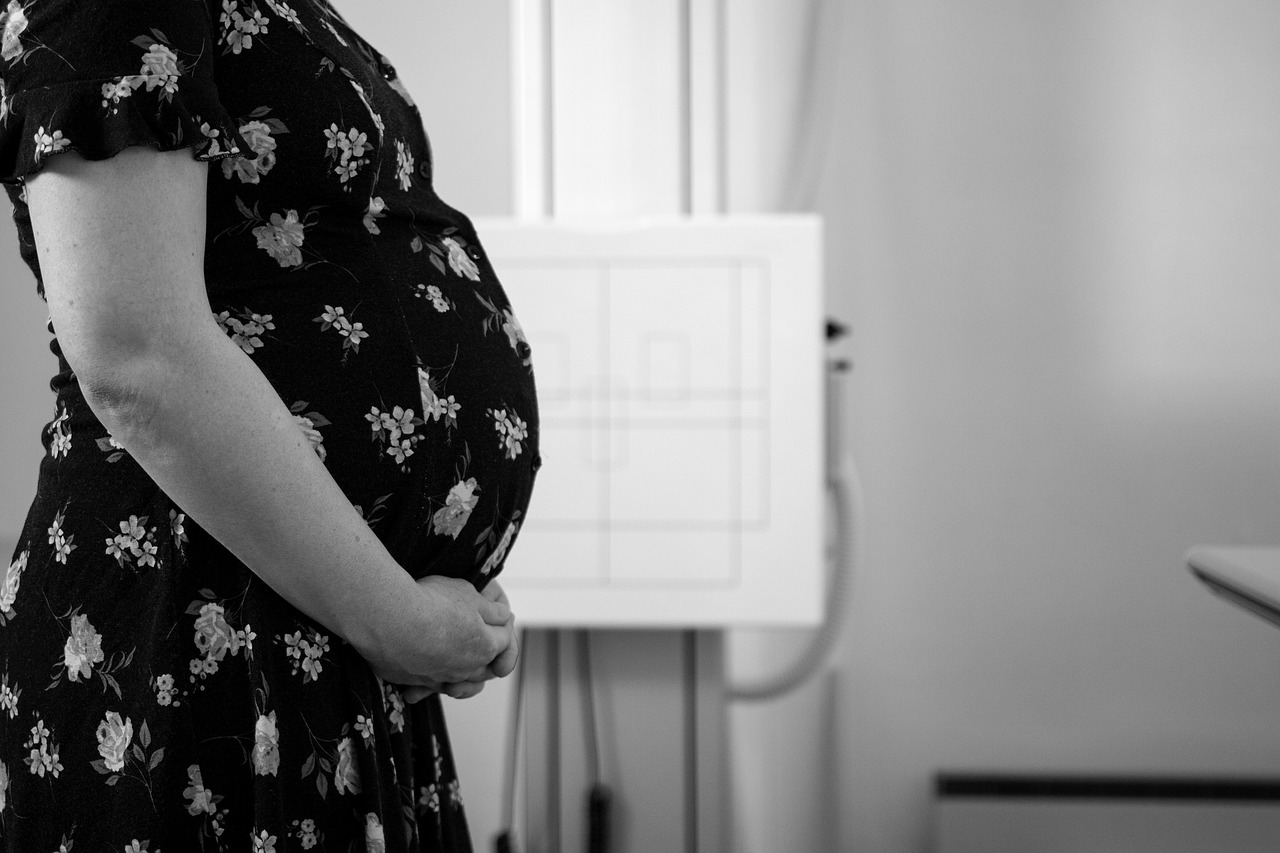 Bari, 34enne incinta arrestata: approfittava della sua gravidanza per depredare negozi