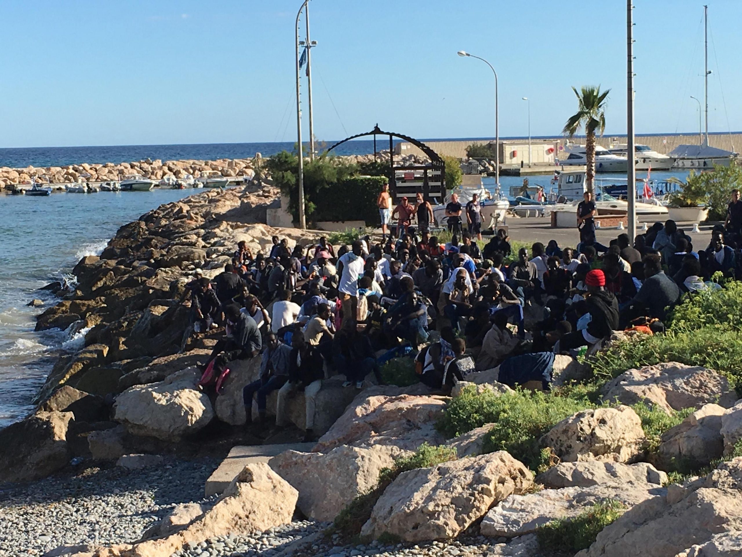 Save the Children: ‘Giovani migranti costrette a prostituirsi per varcare il confine a Ventimiglia’