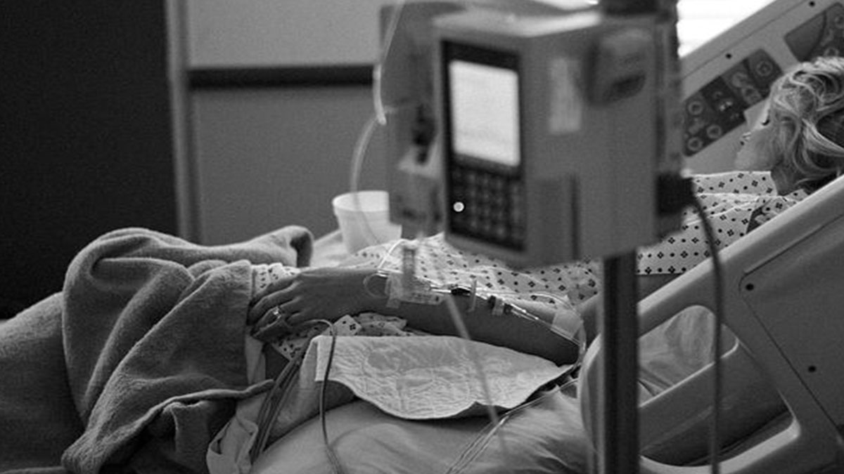 Giovane mamma si risveglia dal coma dopo un mese, il gesto che compie è commovente