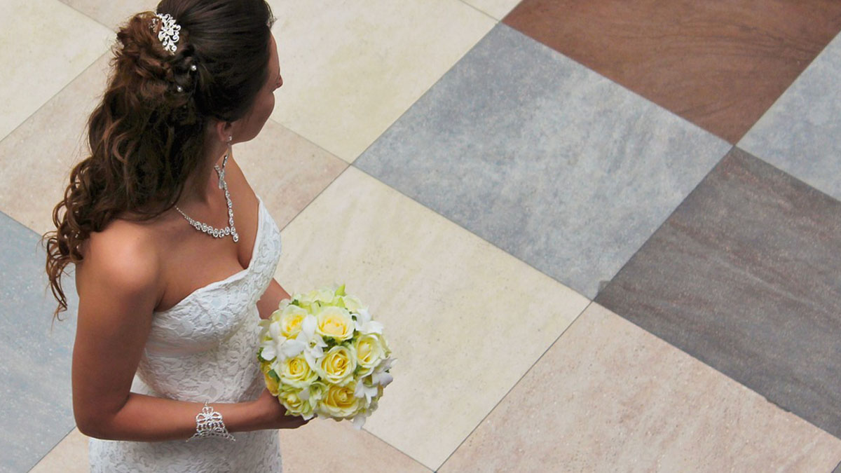 Venezia, il parroco si schiera contro le spose scollate: ‘Una tassa se l’abito è succinto’