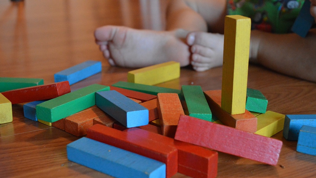 L’assistente in un asilo prende a calci bimba disabile per aver sporcato il pannolino