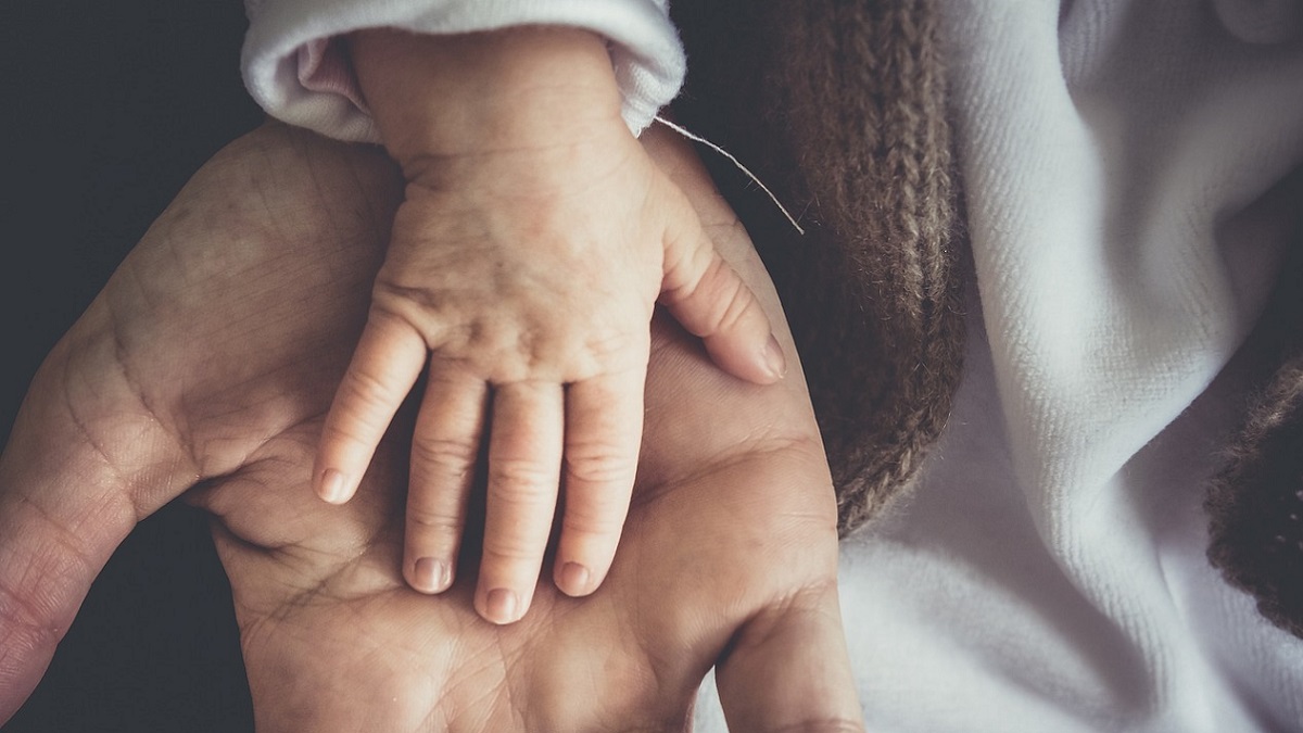 ‘Ha violentato nostro figlio di 4 anni’: la pesante accusa della donna al marito