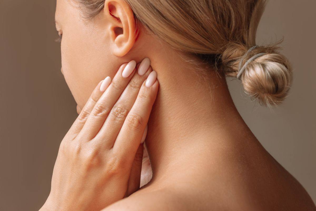 ragazza con mani sul collo