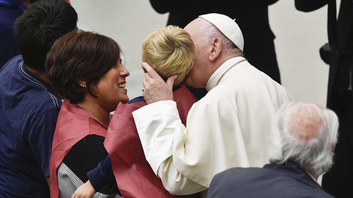 Papa Francesco: ‘Abortire è come assoldare un sicario’, è bufera