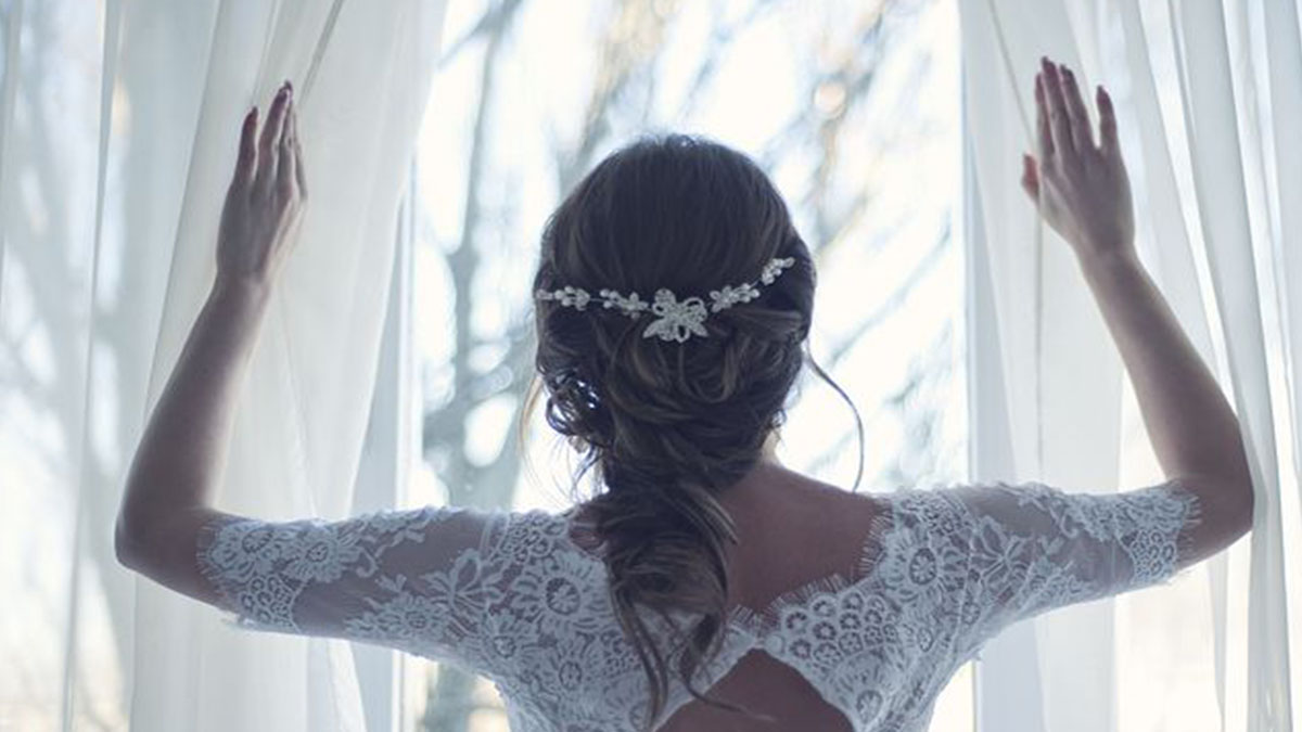 Il fidanzato muore prima delle nozze, lei piange sulla tomba con l’abito da sposa