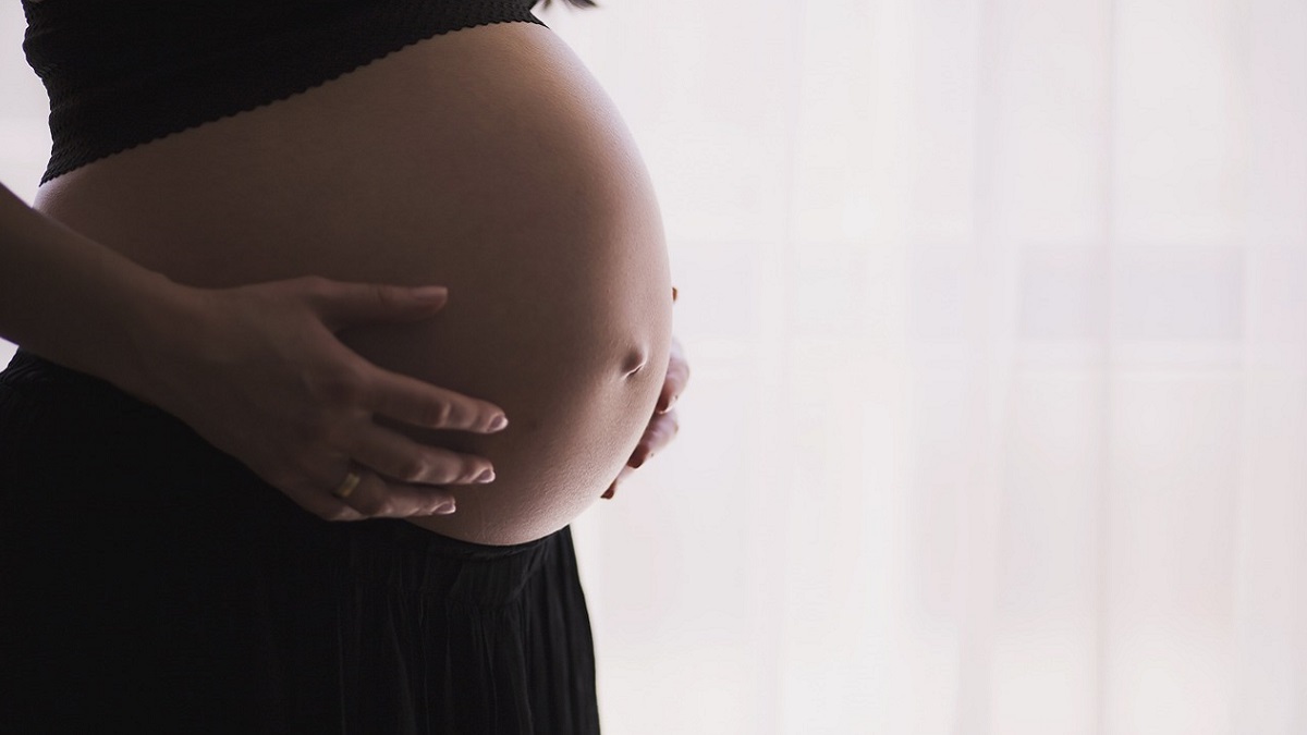Il medico pensa sia incinta, invece ha una cisti ovarica di 26 kg: la storia di Keely
