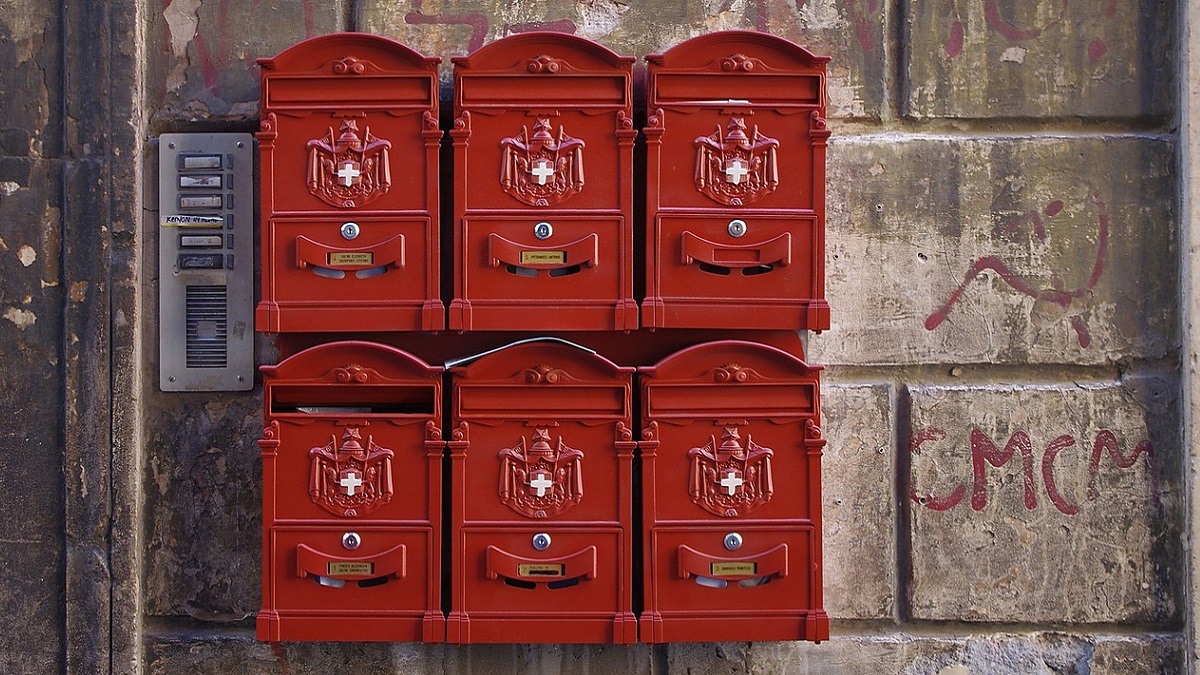 Regno Unito, bambino scrive una lettera al papà morto: la Royal Mail risponde con un messaggio commovente