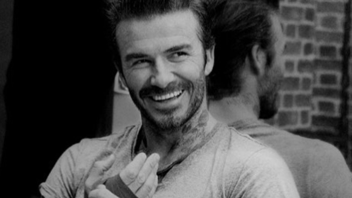 Solidarietà a David Beckham dopo le accuse: le celebrità baciano i figli sulle labbra