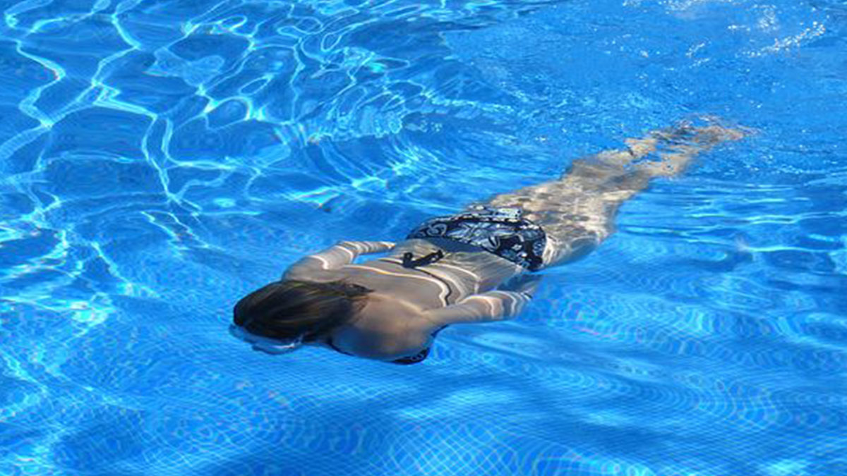 In piscina con le lenti a contatto: contrae un’infezione e perde un occhio