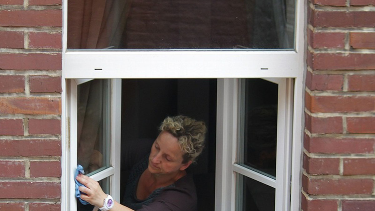 La foto di una donna che lava i vetri viene condivisa dalla polizia: ecco perché fare attenzione