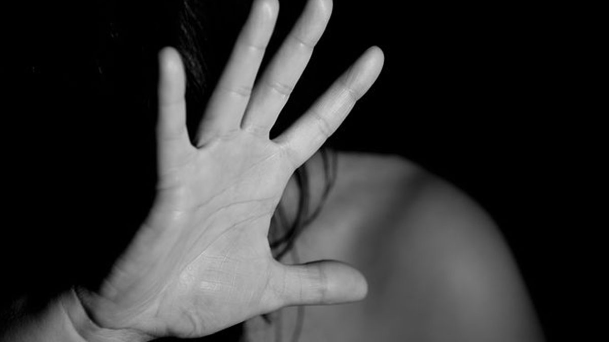 Stacca un orecchio alla fidanzata a morsi: arrestato un 32enne