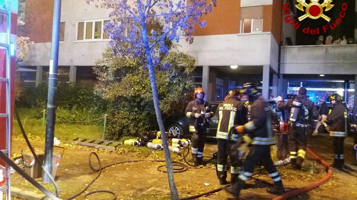 Palazzo in fiamme a Reggio Emilia: due morti, decine di intossicati. Gravissime due bambine