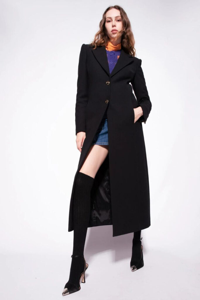 donna con cappotto lungo nero