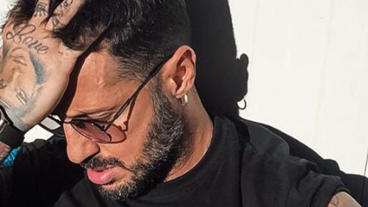 Fabrizio Corona aggredito a Milano: foto in barella sui social