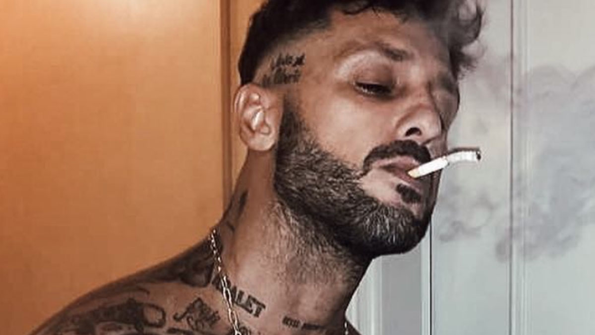 Fabrizio Corona perde un dente al ristorante: lo ritrova nella spazzatura e lo ‘rimette’