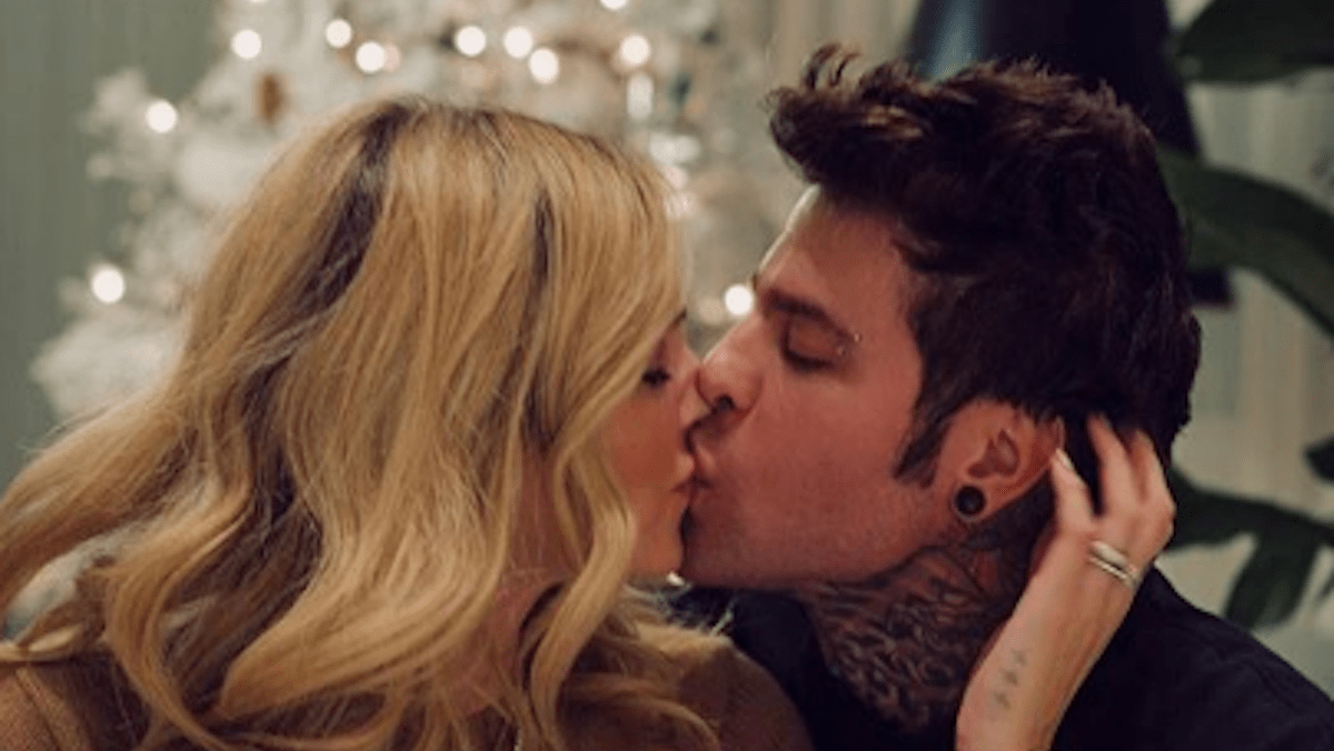 Fedez e la foto vietata ai minori con Chiara Ferragni: è polemica