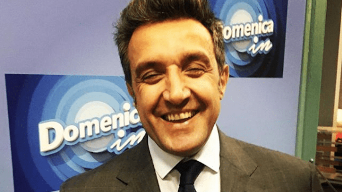 Flavio Insinna ricorda Fabrizio Frizzi e viene coperto di insulti