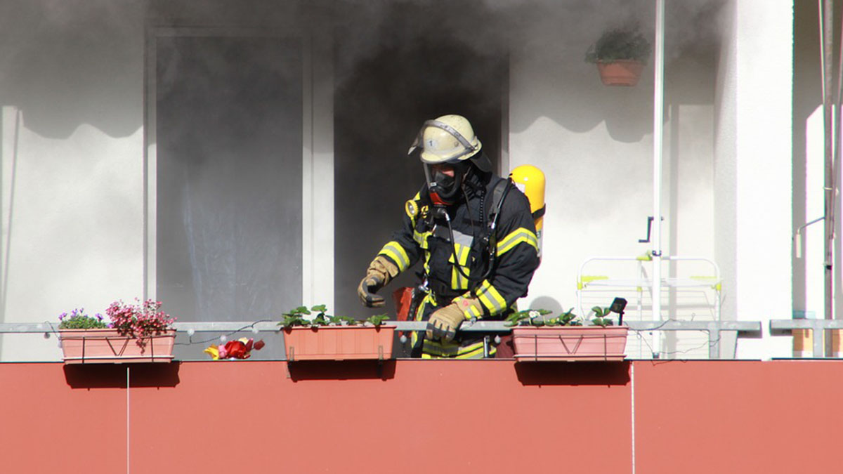 Incendio in casa, mamma muore per salvare la figlia 11enne