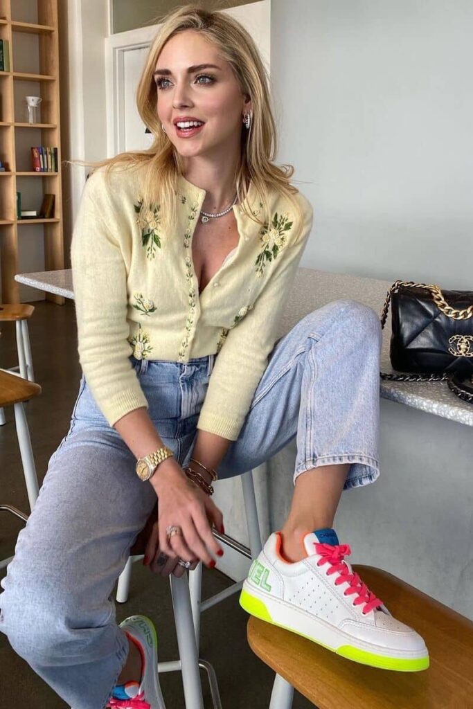 Chiara Ferragni con sneakers dettagli fluo neon sneakers tendenza