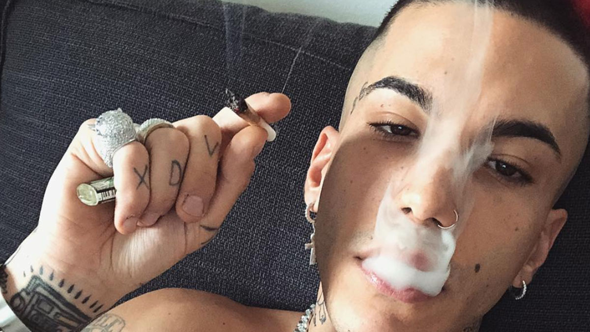 Sfera Ebbasta: insulti al trapper sui social dopo la tragedia, lui si fa un tatuaggio in memoria delle vittime