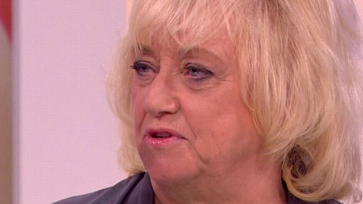 Rischia di morire dissanguata con l’ibuprofene: l’odissea dell’ex conduttrice Judy Finnigan