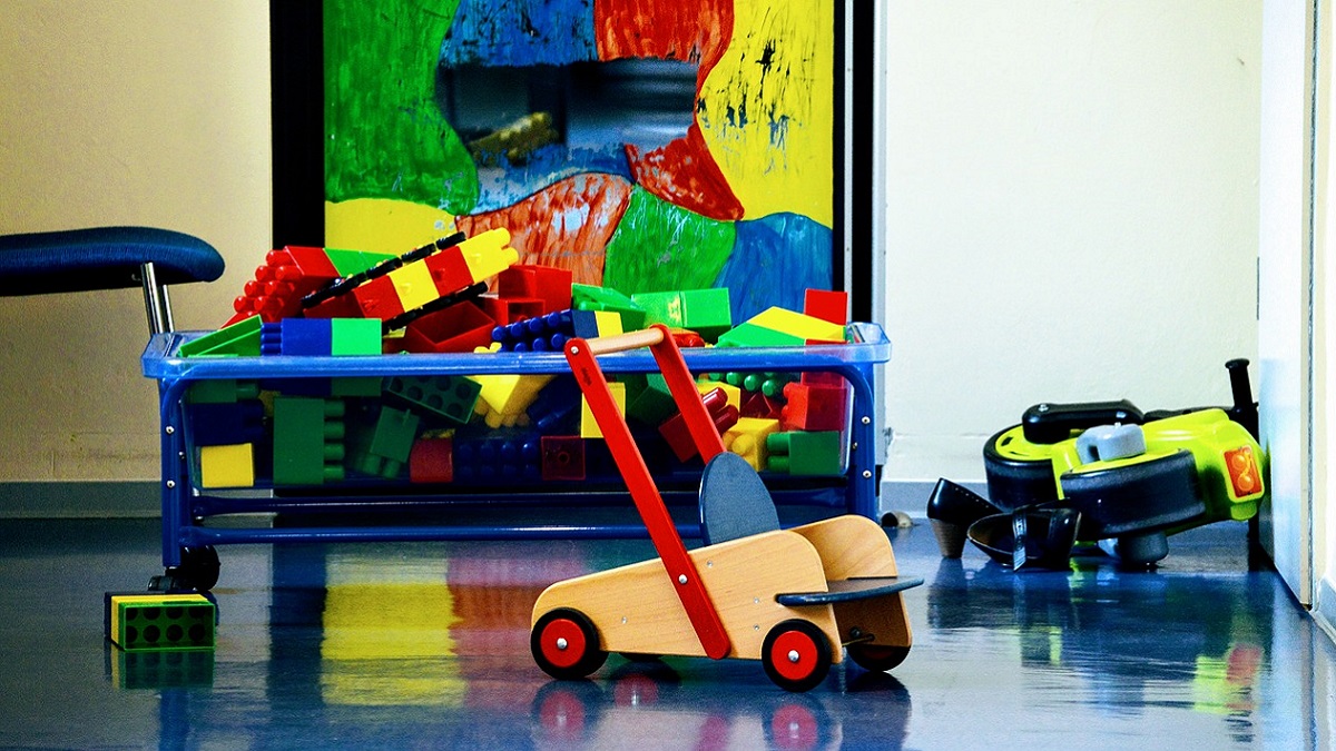 Torino, incubo in un asilo nido privato: bambini al freddo, maltrattati e affamati