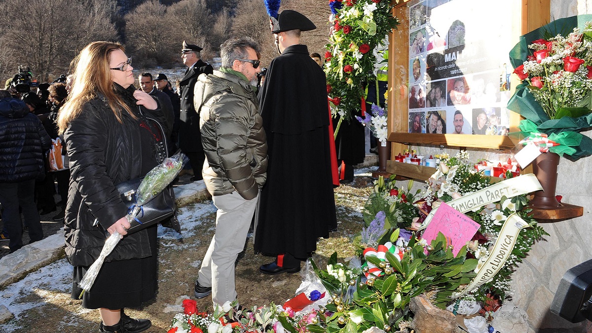 Tragedia di Rigopiano: il padre di Stefano multato per aver portato i fiori sulla tomba del figlio