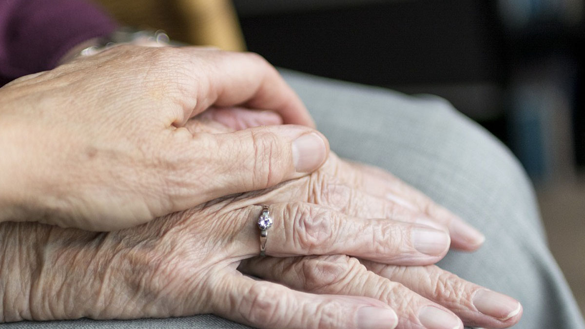 Scopre che sua madre è ancora viva dopo 61 anni di ricerche: 81enne ritrova la famiglia