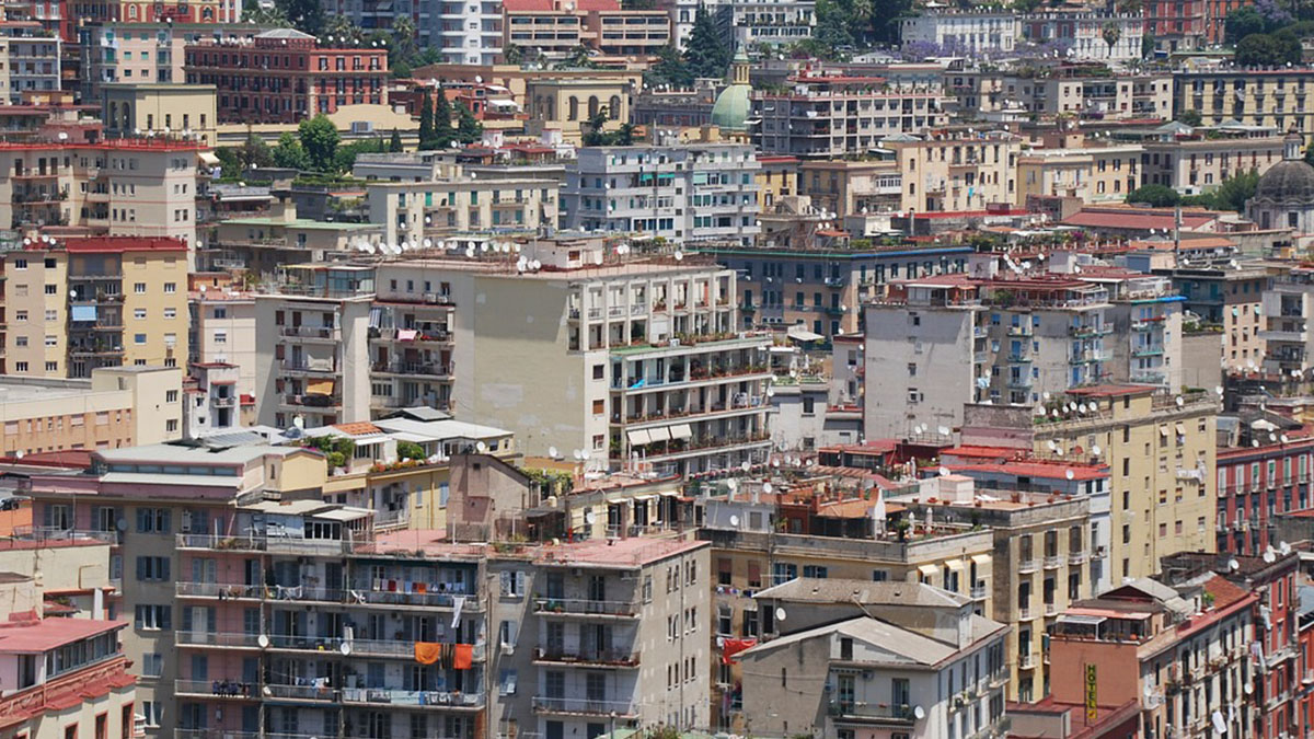 Napoli, madre di 3 bimbi sfrattata: uno è malato di leucemia