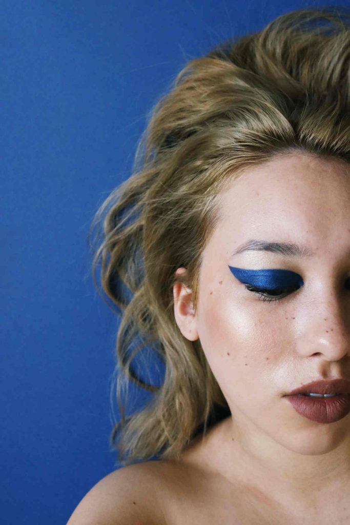 trucco occhi blu elettrico