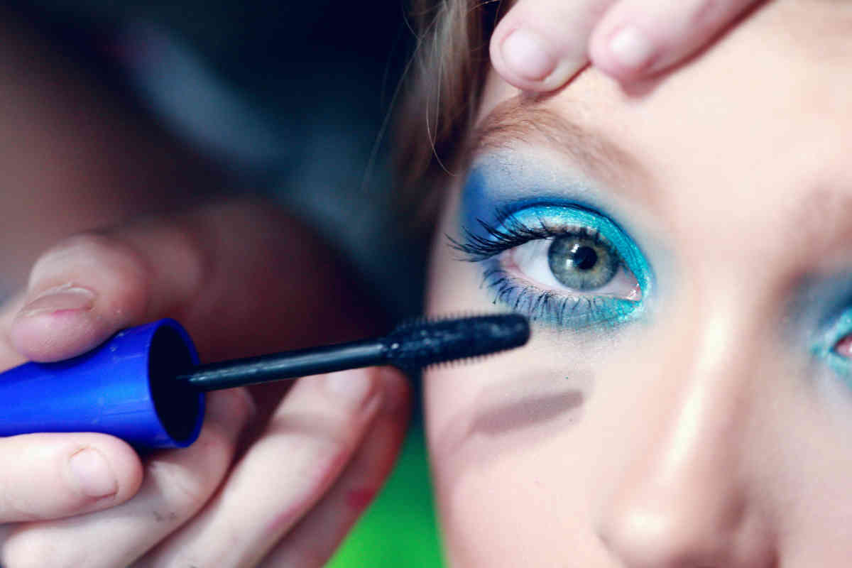 trucco occhi azzurro e blu elettrico