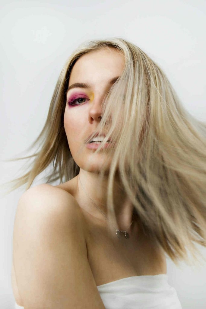 trucco occhi rosa e giallo ocra