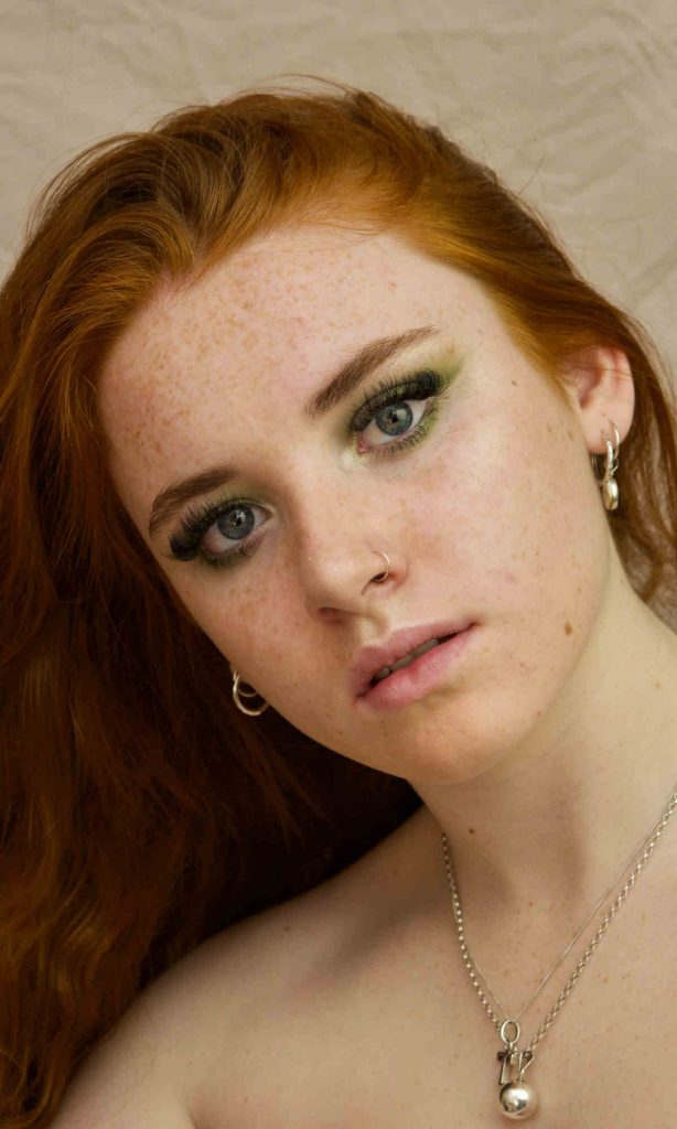 trucco occhi verde ragazza capelli rossi