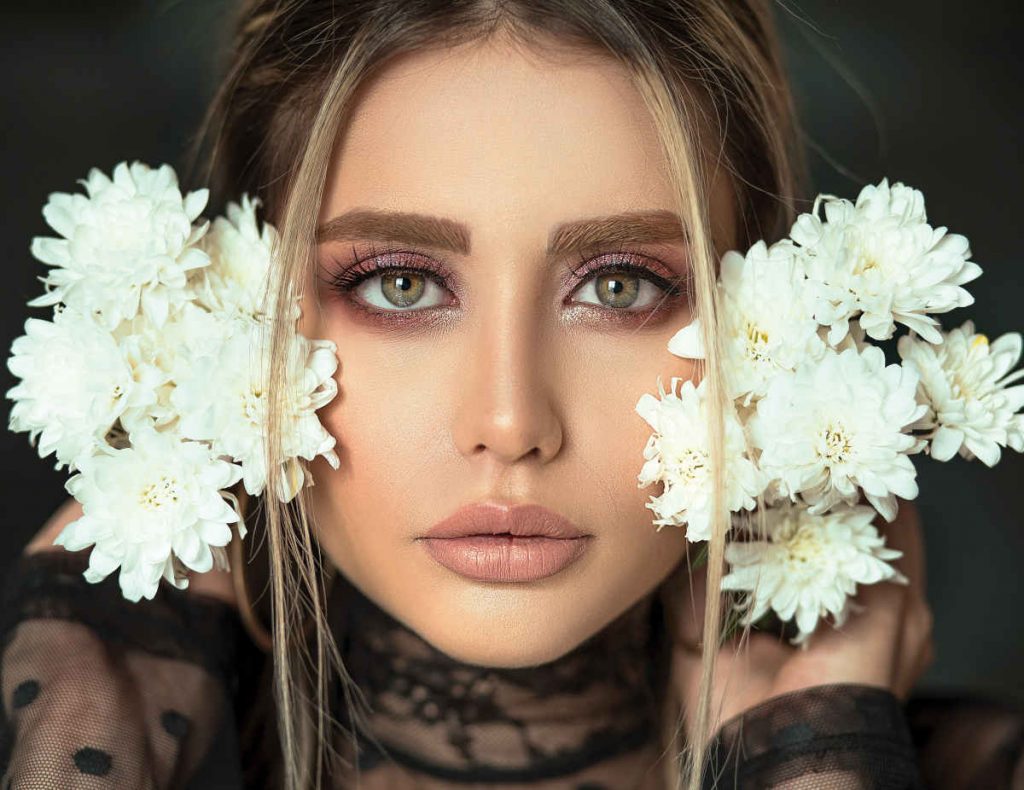 trucco rosa shimmering con margherite