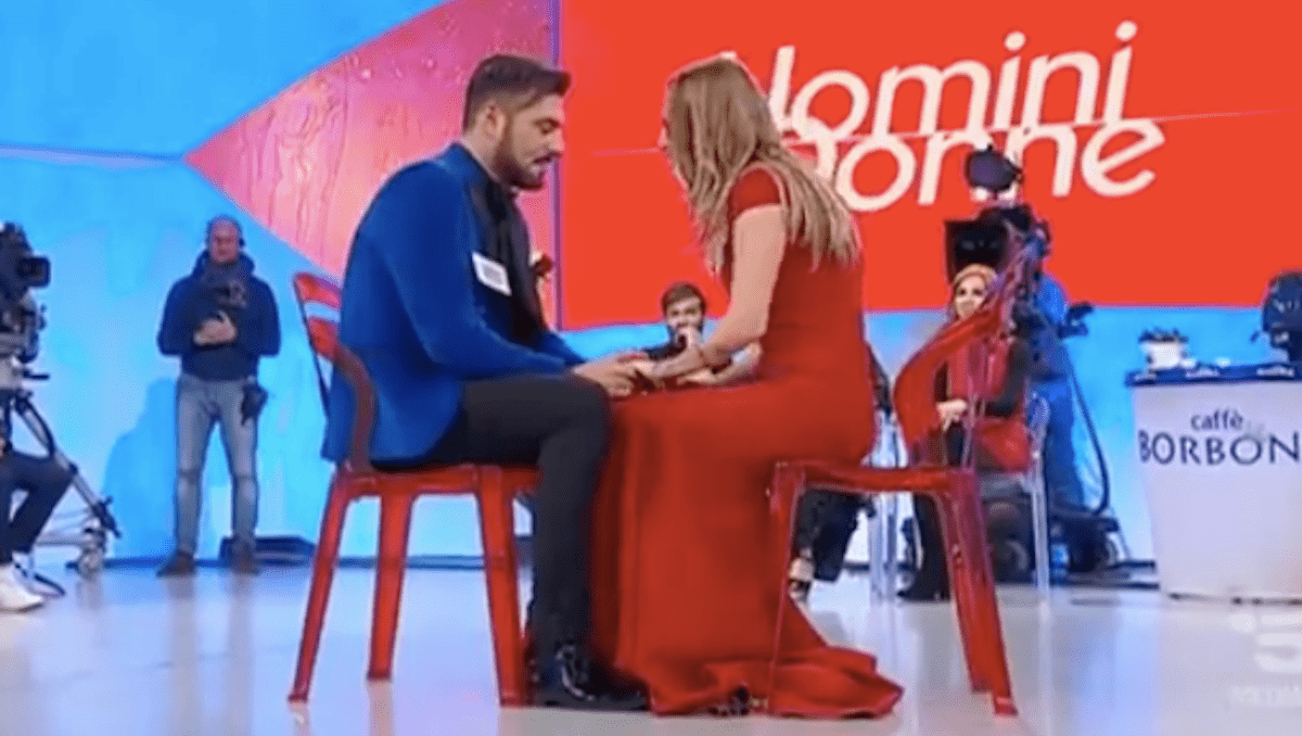 Uomini e Donne: Sossio e la proposta di matrimonio a Ursula in diretta tv