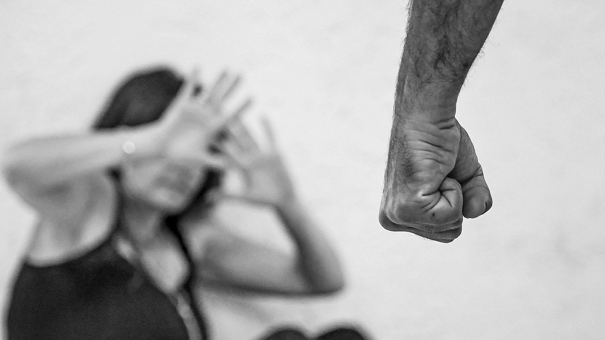 Ventiduenne compie gli anni, l’amico gli ‘regala’ una donna da violentare: condannati