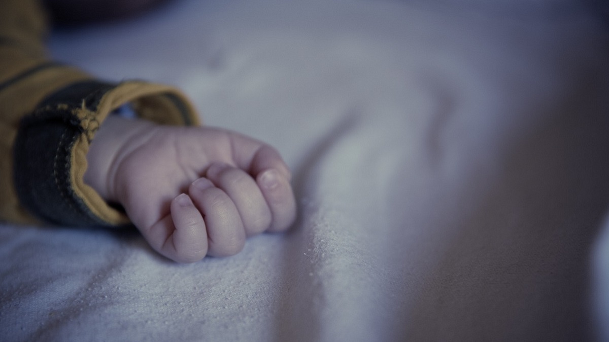 Getta l’acqua in faccia alla figlia di 9 mesi mentre dorme: incastrata da un video