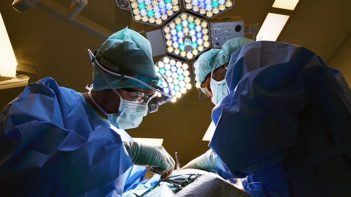 Neonato con spina bifida operato fuori dall’utero e rimesso nella pancia