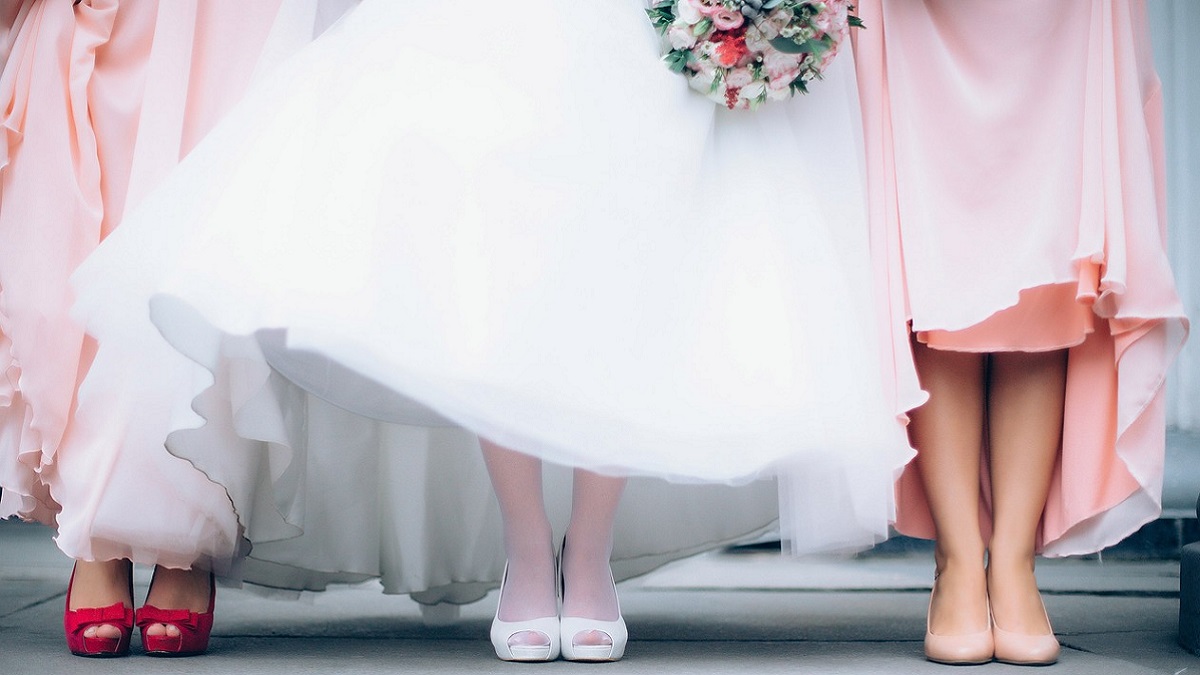 Rissa al ricevimento di nozze: due invitate si contendono il bouquet della sposa