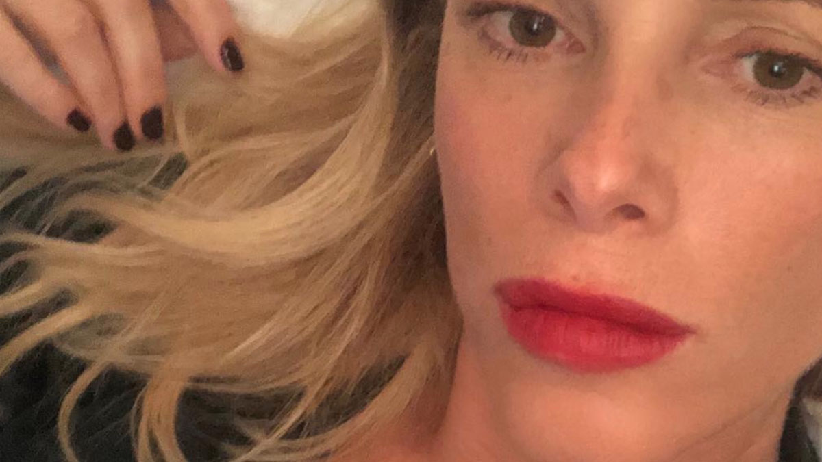 Alessia Marcuzzi nel mirino sui social: critiche alla foto a gambe aperte