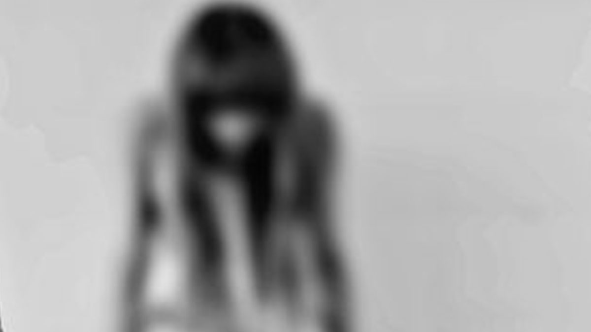 Fa stuprare la figlia 15enne dal compagno: 48enne scarcerata