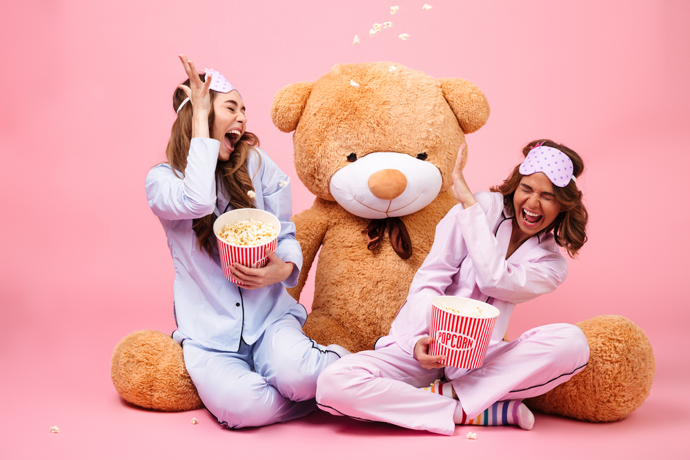 ragazze con popcorn pronte a scegliere la serie tv da vedere
