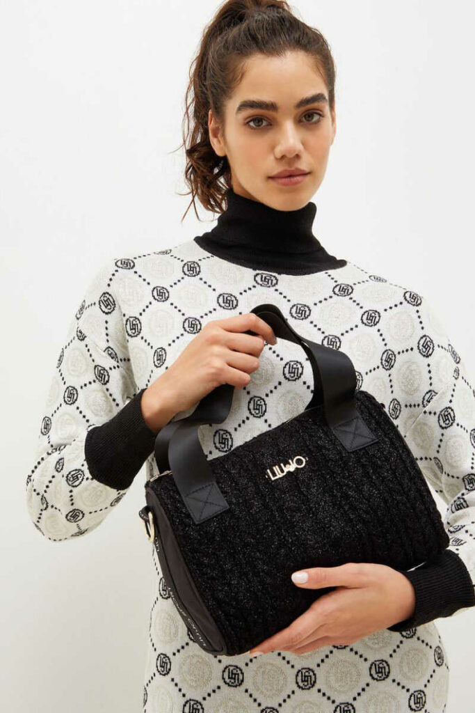 ragazza con borsa bauletto nera in maglia Liu Jo