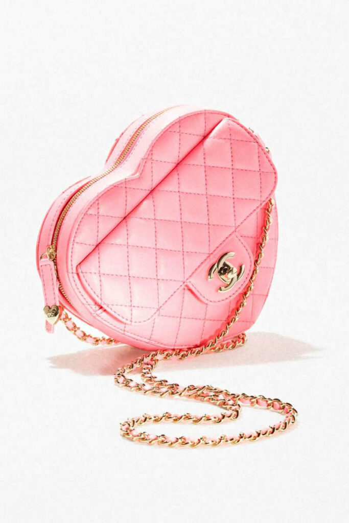 Borsa a cuore rosa Chanel con tracolla dorata