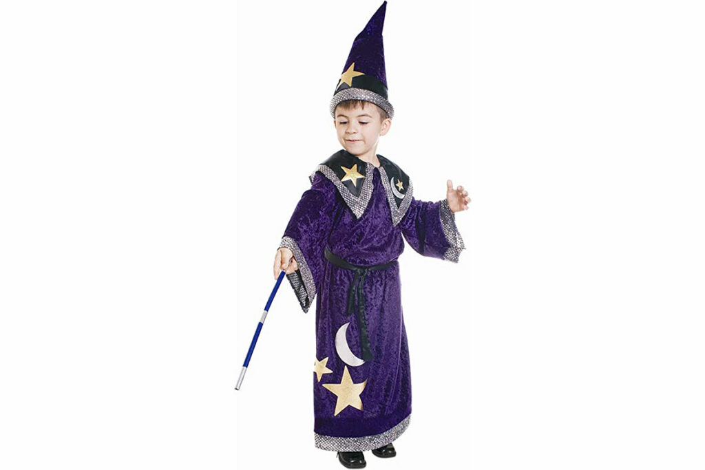 bambino con vestito da mago