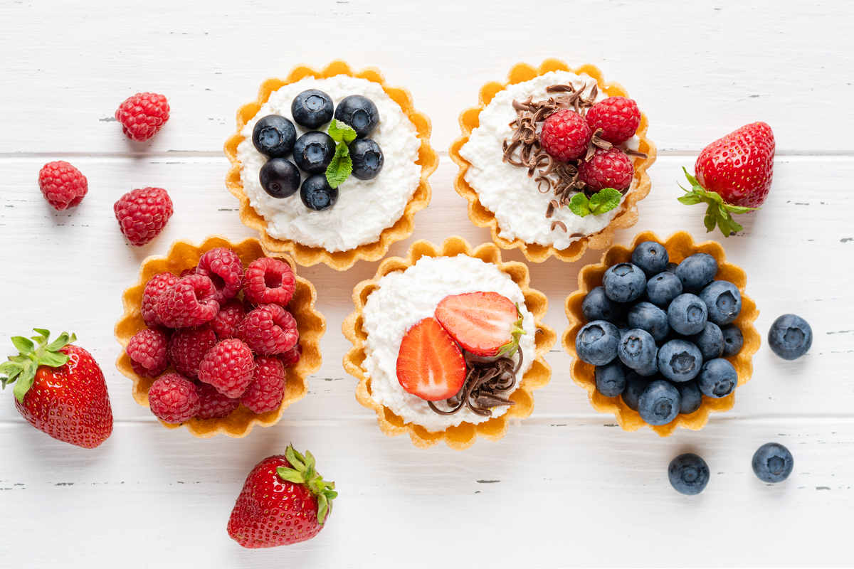 dolci con fragole, mirtilli e ricotta