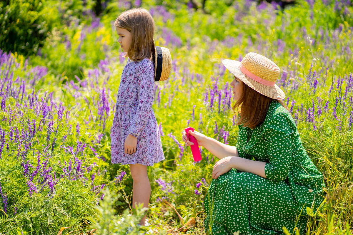 Madre e figlia in un campo di fiori